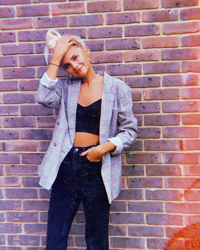 Hetti pun kesal dan mengatakan bahwa Aku akan akan menghapus komen negatif atau kasar. Karena perempuan tidak punya waktu untuk itu. Thanks. Bye.  Foto: Instagram