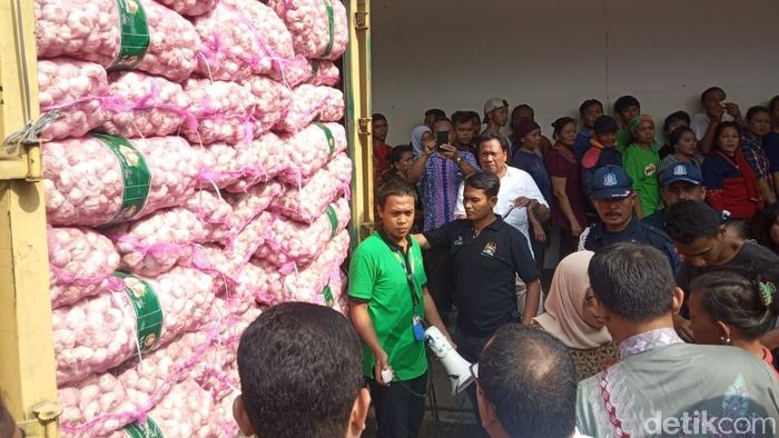 Foto: Operasi Pasar Bawang Putih di Pasar Kramat Jati (Herdi Alif Al Hikam/detikFinance) Foto: Operasi Pasar Bawang Putih di Pasar Kramat Jati (Herdi Alif Al Hikam/detikFinance)