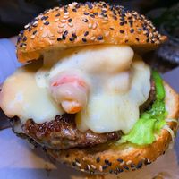 Bukan Roti, 'Burger' Isi Bacon Ini Diapit Lobster Goreng Tepung!