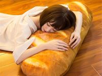 Amazon Jual Bantal Besar Bentuk Roti, Bikin Kamu Auto Lapar!