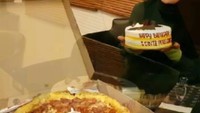 Namun wanita kelahiran 15 April 1984 itu agaknya memiliki banyak orang yang mencintainya. Kue hingga pizza dalam rangka merayakan hari lahirnya ini diberikan rekan terdekatnya April tahun lalu. Foto: Instagram princess_cinta_penelope_rs