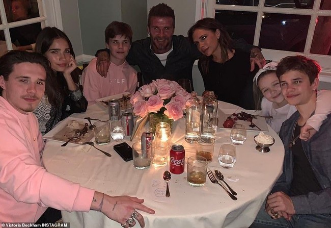 Keluarga Beckham kemudian menghabiskan waktu bersama untuk makan malam di restoran Italia bernama Giorgio Baldi di Santa Monica. Kekasih Brooklyn, Hana Cross bahkan ikut hadir di sana. Foto: Instagram Victoria Beckham