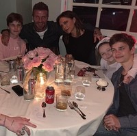 Keluarga Beckham kemudian menghabiskan waktu bersama untuk makan malam di restoran Italia bernama Giorgio Baldi di Santa Monica. Kekasih Brooklyn, Hana Cross bahkan ikut hadir di sana. Foto: Instagram Victoria Beckham