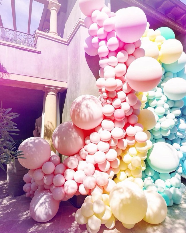 Wanita yang pernah mendekorasi balon untuk acara di Gedung Putih saat masa pemerintahan Barack Obama ini menaksir, Khloe Kardashian menghabiskan setidaknya USD 8.500 atau sekitar Rp 119 juta untuk hiasan balonnya saja. Foto: Instagram/@khloekardashian
