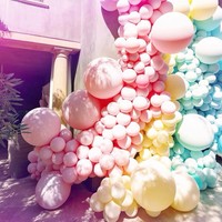 Wanita yang pernah mendekorasi balon untuk acara di Gedung Putih saat masa pemerintahan Barack Obama ini menaksir, Khloe Kardashian menghabiskan setidaknya USD 8.500 atau sekitar Rp 119 juta untuk hiasan balonnya saja. Foto: Instagram/@khloekardashian