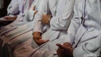 Tri Hari Suci dimulai dengan Ekaristi petang pada Kamis Putih dan puncaknya pada perayaan Malam Paskah, dan berakhir pada Ibadat Sore Minggu Paskah.