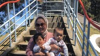 Kelahiran Sedah Mirah membuat cucu Ade bertambah. Lihat pose nenek sambil menggendong dua cucunya yang mungil-mungil ini. Foto: instagram @adhe_sgr