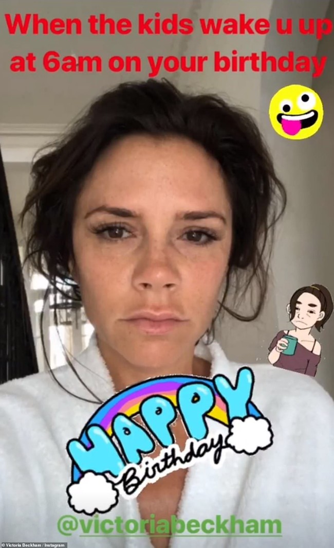 Hari mulai lebih pagi bagi Victoria Beckham, saat ia mendapat kejutan dari anak-anaknya di jam 6 pagi. Foto Victoria tanpa makeup ini diambil oleh sang suami, David Beckham. Foto: Instagram Victoria Beckham