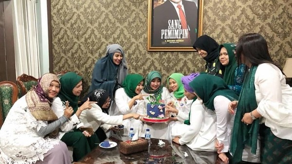 Momen Kuliner Cinta Penelope Bareng Keluarga hingga Eks Suami, Mustafa Debu