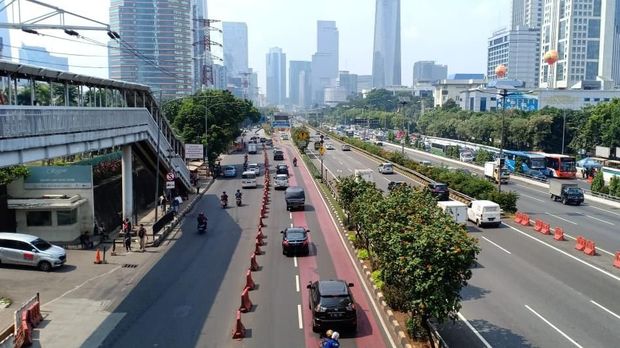 Kendaraan di jalan Tol Dalam Kota juga bisa dipacu dengan kecepatan tinggi.