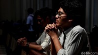 Doa terus dipanjatkan para jemaat.