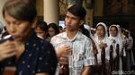 Umat Nasrani Jalani Kamis Putih di Gereja Katedral