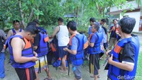 Bingung mencari tempat main air bareng teman-teman libur panjang minggu ini? Body rafting ke Sungai Citumang saja! Tapi pakai jaket pelampung dulu ya. (Wisma Putra/detikcom)
