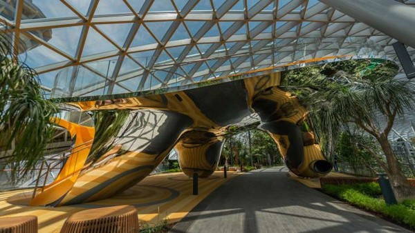 Ini adalah wahana Canopy Park yang terletak di tingkat teratas Jewel, terdapat ruangan seluas 14.000 meter persegi yang menyediakan tempat bermain, taman, dan outlet makan dalam kenyamanan dengan iklim yang disesuaikan dengan alam hutan bebas. (Changi Airport Singapore) Ini adalah wahana Canopy Park yang terletak di tingkat teratas Jewel, terdapat ruangan seluas 14.000 meter persegi yang menyediakan tempat bermain, taman, dan outlet makan dalam kenyamanan dengan iklim yang disesuaikan dengan alam hutan bebas. (Changi Airport Singapore)