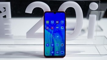 Honor 20i hadir dengan kamera 32 MP di baian depan. Foto: Sina Mobile