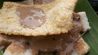 Paling enak kerupuk karak diaduk dengan saus nya hingga agak lembek dan makin gurih. Foto: Instagram @magdalena_afi