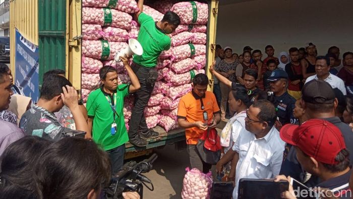 Foto: Operasi Pasar Bawang Putih di Pasar Kramat Jati (Herdi Alif Al Hikam/detikFinance) Foto: Operasi Pasar Bawang Putih di Pasar Kramat Jati (Herdi Alif Al Hikam/detikFinance)
