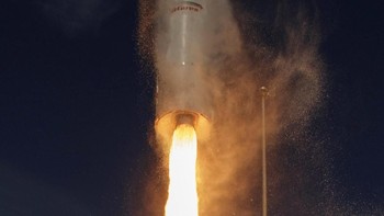 Penampakan roket Antares mulai mengangkasa pada hari rabu 17 April waktu Amerika Serikat. Foto: Reuters