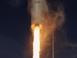 Penampakan Roket Antares Mengangkasa Bawa 40 Tikus