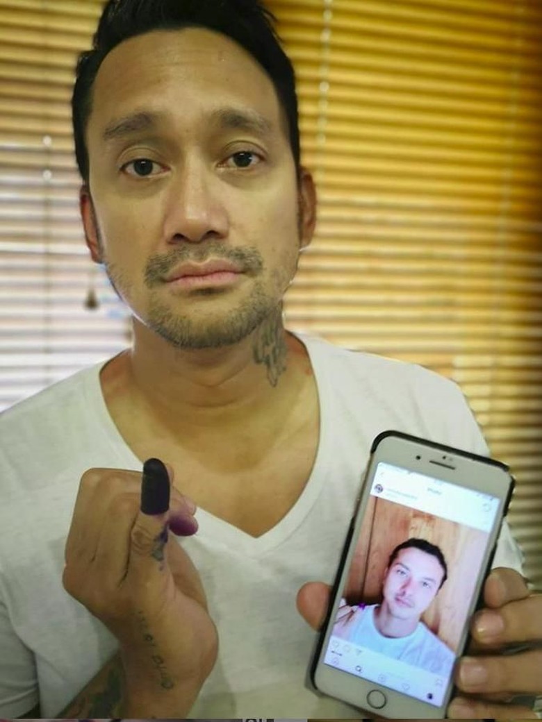 Selfie ala Nicholas Saputra, Tora Sudiro Pasang Muka Melas Selfie ala Nicholas Saputra, Tora Sudiro Pasang Muka Melas