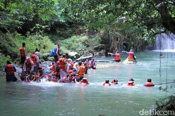 Main air di aliran Sungai Citumang pasti akan mengingatkan pada masa kecil dulu. Apalagi mainnya bareng teman-teman, pasti seru! (Wisma Putra/detikcom) Main air di aliran Sungai Citumang pasti akan mengingatkan pada masa kecil dulu. Apalagi mainnya bareng teman-teman, pasti seru! (Wisma Putra/detikcom)