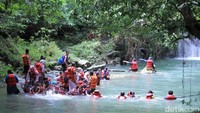  Main air di aliran Sungai Citumang pasti akan mengingatkan pada masa kecil dulu. Apalagi mainnya bareng teman-teman, pasti seru! (Wisma Putra/detikcom)