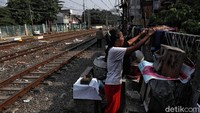 Mereka tinggal di sepanjang rel di bedeng-bedeng.