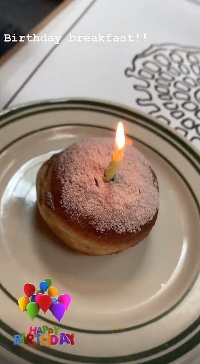 Victoria tak makan sehat di hari ulang tahunnya. Di luar itu, ia memakan donat sebagai sarapan. Foto: Instagram Victoria Beckham