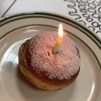 Victoria tak makan sehat di hari ulang tahunnya. Di luar itu, ia memakan donat sebagai sarapan. Foto: Instagram Victoria Beckham