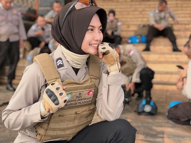 Bukan hanya karena paras cantiknya saja, Briptu Imah banyak dipilih. Baru-baru ini dia terpilih untuk menjalankan misi kemanusiaan bersama PBB di Bungai, Republik Afrika Tengah. Wanita asal Yogyakarta itu terpilih dari ribuan peserta yang mendaftar. Ia menjadi salah satu di antara enam polwan berhijab dalam tim tersebut. Total tim terpilih adalah 140 orang polisi. Foto: Instagram/hikmanursyaa