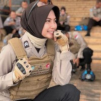 Bukan hanya karena paras cantiknya saja, Briptu Imah banyak dipilih. Baru-baru ini dia terpilih untuk menjalankan misi kemanusiaan bersama PBB di Bungai, Republik Afrika Tengah. Wanita asal Yogyakarta itu terpilih dari ribuan peserta yang mendaftar. Ia menjadi salah satu di antara enam polwan berhijab dalam tim tersebut. Total tim terpilih adalah 140 orang polisi. Foto: Instagram/hikmanursyaa