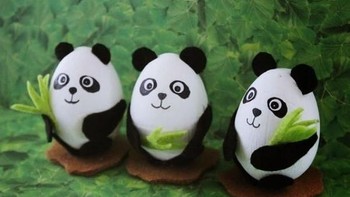 Panda sambil memegang tanaman bambu. Foto: via Brainberries