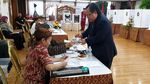 Momen Menteri Bappenas Nyoblos di Amerika