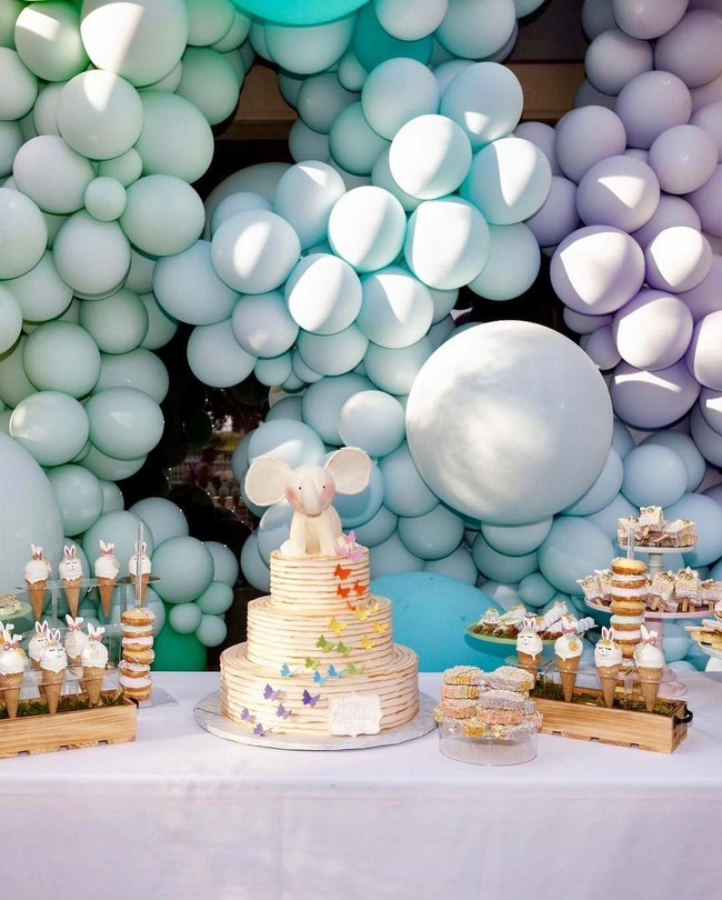 Menurut Caity, instalasi balon yang ditempatkan di dinding, taman hingga pintu masuk memerlukan minimal 1.200 - 2.000 balon. Foto: Instagram/@khloekardashian