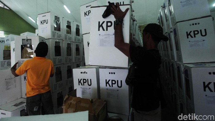 Kotak-kota suara mulai dikirimkan ke PPK Kecamatan Jagakarsa. Rekapitulasi sendiri belum dimulai dan kotak suara disimpan di GOR Jagakarsa. Begini kondisinya.