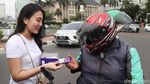 Pilpres Berlangsung Damai, Pendukung Jokowi Bagi-bagi Cokelat