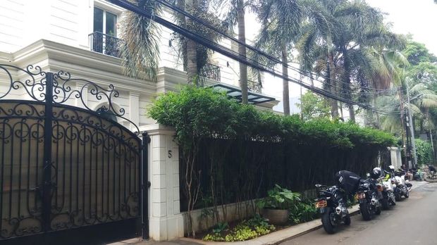 Sandiaga Dikabarkan Sakit, Ayah Ibunya Datang Menjenguk