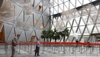 Tak sedikit dari Orang-orang yang mengamati instalasi seni di dalam Bandara Jewel Changi di Singapura.