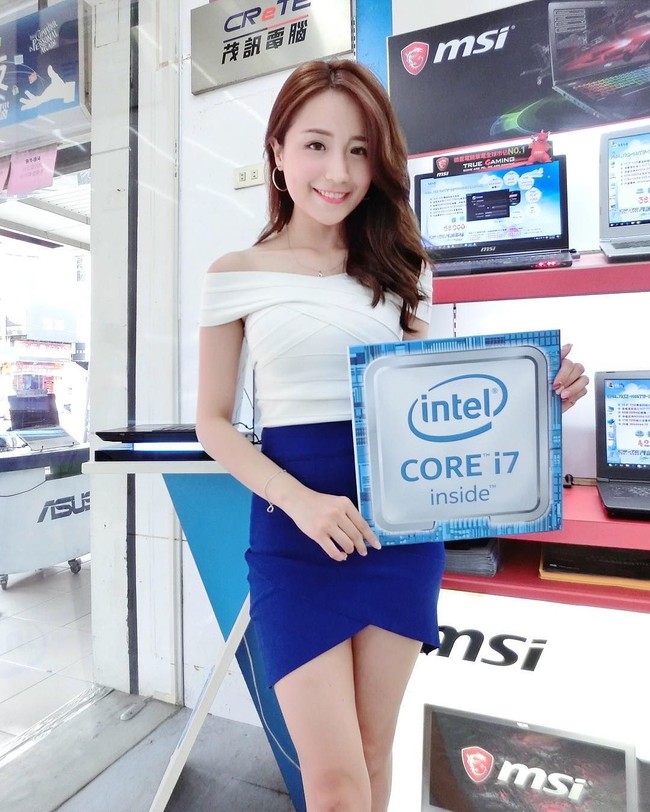 Seorang wanita bernama Hebbe Cheng menarik perhatian para pria dengan paras cantiknya. Hebbe pun bisa cukup mudah ditemui karena ia sering menjadi SPG atau Sales Promotion Girl di beragam acara bahkan hingga ke luar negeri. Foto: Instagram @hebbe820