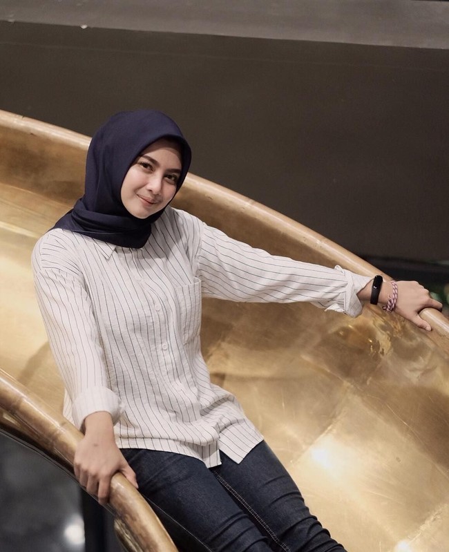 Wajah cantik Briptu Imah begitu memesona. Halaman komentar Instagramnya pun dipenuhi netizen yang memuji kecantikannya. Masya Allah bidadari ini, tulis netizen. Tilang aku mba, tulis pengguna Instagram lainnya. Foto: Instagram/hikmanursyaa