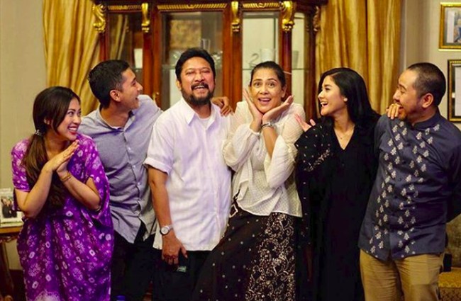 Saat menikah, Lydia Kandou dan Jamal Mirdad diketahui memiliki keyakinan yang berbeda. Karena hal itu, Lydia Kandou dan mantan suaminya itu pun memberikan kebebasan kepada anak-anaknya untuk memilih agama yang akan dianutnya. Nana dan Naysila Mirdad diketahui menganut agama Kristen, sedangkan Kenang Mirdad beragama Muslim. Foto: Instagram