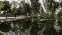 Menjadi ikon destinasi terbaru Singapura, Jewel Changi Airport berbentuk kubah kaca ikonik. Dirancang oleh arsitek kelas dunia, Moshe Safdie. Menjadi ikon destinasi terbaru Singapura, Jewel Changi Airport berbentuk kubah kaca ikonik. Dirancang oleh arsitek kelas dunia, Moshe Safdie.