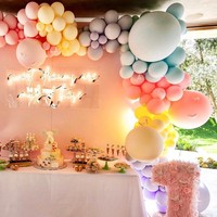 Sementara dekorasi di meja dessert dan makanan, diperkirakan memerlukan 200 hingga 300 balon dengan berbagai warna. Caity mengatakan bahwa balon yang digunakan merupakan jenis yang terbaru dengan warna pastel matte. Foto: Instagram/@khloekardashian