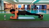 Novita Tandry, Psikolog Anak terkenal awet muda dan menjalani gaya hidup sehat, ia pun membagikan gerakan yang bisa dilakukan oleh pemula. Pertama yaitu plank, gerakan ini membantu membangun otot inti bagian dalam. (Foto: Dok. Novita Tandry)
