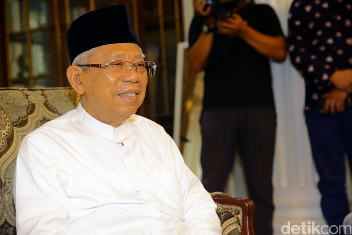Maaruf Amin Berbicara Dengan Media

Calon Wakil Presiden nomor urut 1 yang juga Cawapres terpilih versi hitung cepat Maaruf Amin bertemu dengan awak media dikediamannya, Jakarta, Kamis (18/4/2019). Dalam kesempatan ini Maaruf Amin berbicara mengenai dirinya dan Joko Widodo yang menang diperolehan suara versi hitung cepat. Grandyos Zafna/detikcom