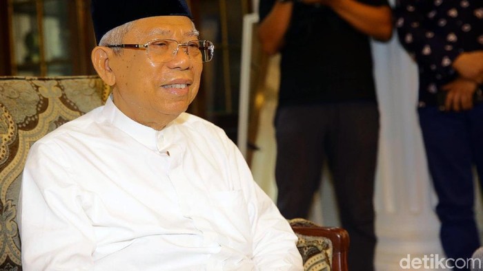 Maaruf Amin Berbicara Dengan Media

Calon Wakil Presiden nomor urut 1 yang juga Cawapres terpilih versi hitung cepat Maaruf Amin bertemu dengan awak media dikediamannya, Jakarta, Kamis (18/4/2019). Dalam kesempatan ini Maaruf Amin berbicara mengenai dirinya dan Joko Widodo yang menang diperolehan suara versi hitung cepat. Grandyos Zafna/detikcom