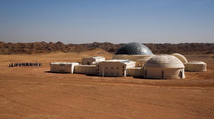 Markas simulasi planet Mars yang dibuat China di Gurun Gobi. (Foto: Thomas Peter/Reuters) Markas simulasi planet Mars yang dibuat China di Gurun Gobi. (Foto: Thomas Peter/Reuters)
