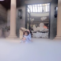 Pesta ulang tahun pertama True Thompson dipenuhi dekorasi balon warna-warni yang cantik dan menggemaskan. Dari postingan di Instagram, bisa diperkirakan ada ribuan balon yang digunakan. Foto: Instagram/@khloekardashian