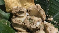 Jika akan dibungkus biasanya kerupuk dipisah atau dijadikan satu. Bumbu yang lengket bikin rasanya makin enak. Foto: Instagram @dimassetyawa