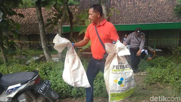 Polisi sedang olah TKP. 